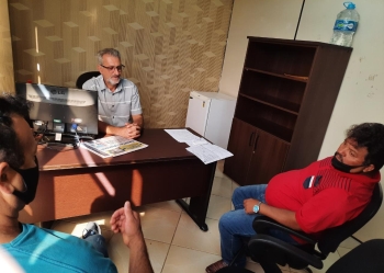 Santello recebe em seu gabinete o presidente do bairro Periollo, Luiz Carlos Freitas (dir.)