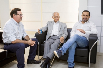 Simon foi recebido no Gabinete pelo presidente Alécio e pelo vereador Olavo