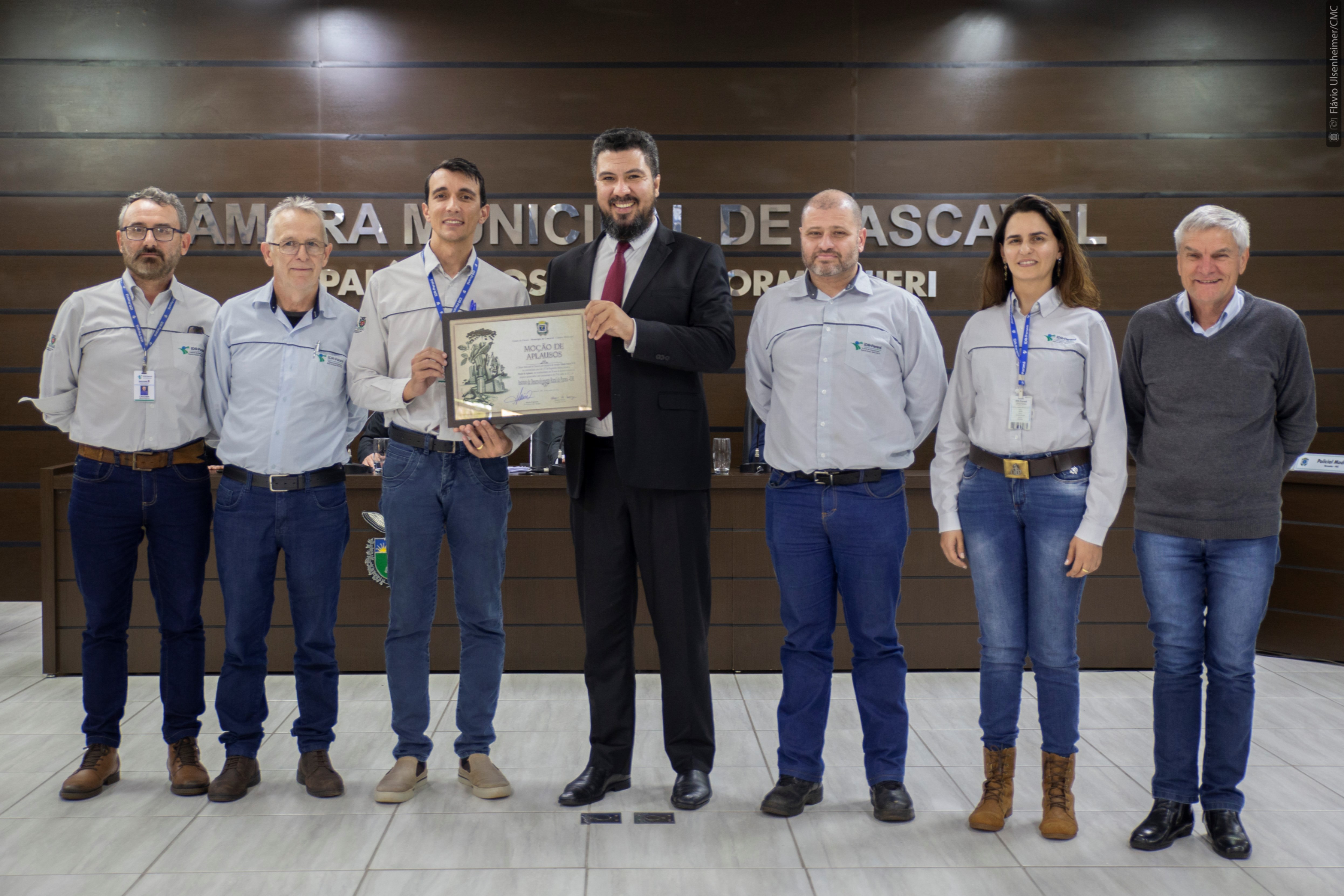 Edson (de terno, ao centro) posa com o coordenador regional, Endrigo Antonio de Carvalho (com a placa) e técnicos do IDR