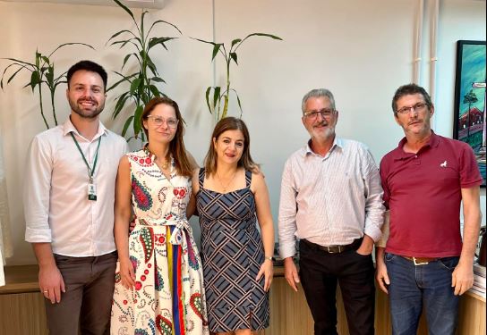 A juíza Cristiane Sloboda, a secretária Márcia Baldini e o Professor Santello (2ª, 3ª e 4º a partir da esq.) após a reunião que discutiu o convênio