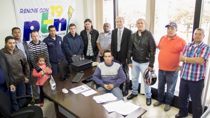 Vereador recebe servidores no gabinete