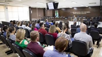 Oficina sobre o Regimento reuniu servidores nos períodos da manhã e tarde, na Sala das Sessões