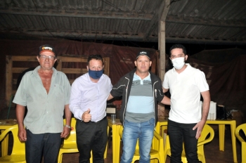 Melo (2º a partir da esq.) e Tiago Almeida (1º à dir.), com lideranças da comunidade São Braz