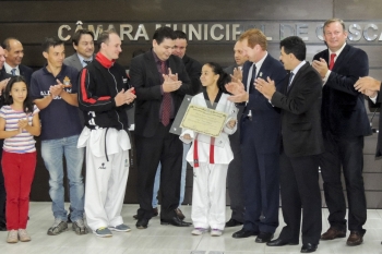 Atleta recebeu homenagem das mãos do presidente do Legislativo, Gugu Bueno, e demais vereadores
