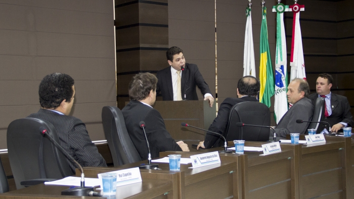 Presidente da diretoria que assume em 2015 discursa na tribuna|