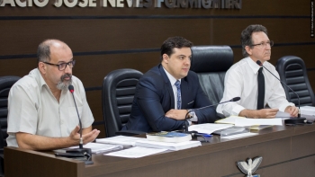 Diretor Mario Galavotti explica aos presentes a evolução da LOA 2020 em relação ao orçamento de 2019