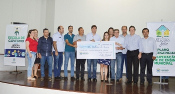 O prefeito com vereadores: repasse emergencial para atender setor educacional|Encontro reuniu o secretariado, vereadores e servidores