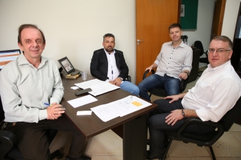 Dal Molin (esq.), Parra e Sampaio recebem Otto Reis (dir.) na sala do presidente da CDC