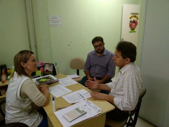 Pedro Martendal e assessor do vereador Paulino conversam com direção da escola