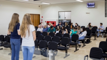 Servidores realizam atividade prática sob a coordenação de Eveline e Taís, da JCI