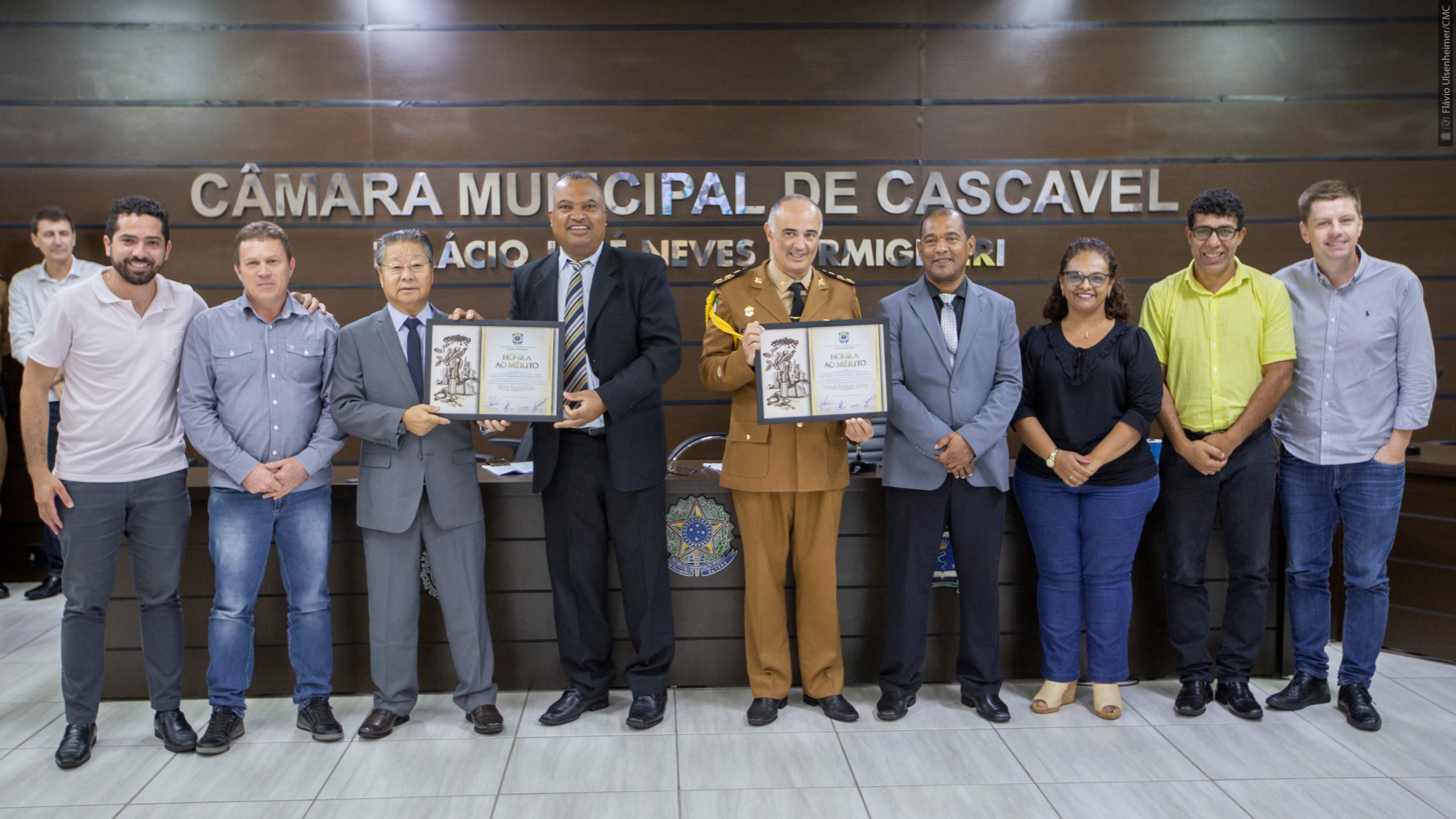 Coronéis bombeiros Mário Wako e Fernando Schünig recebem Honra ao Mérito