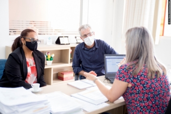 Beth Leal e Santello ouviram da secretária o planejamento de ações e se colocaram à disposição na Câmara