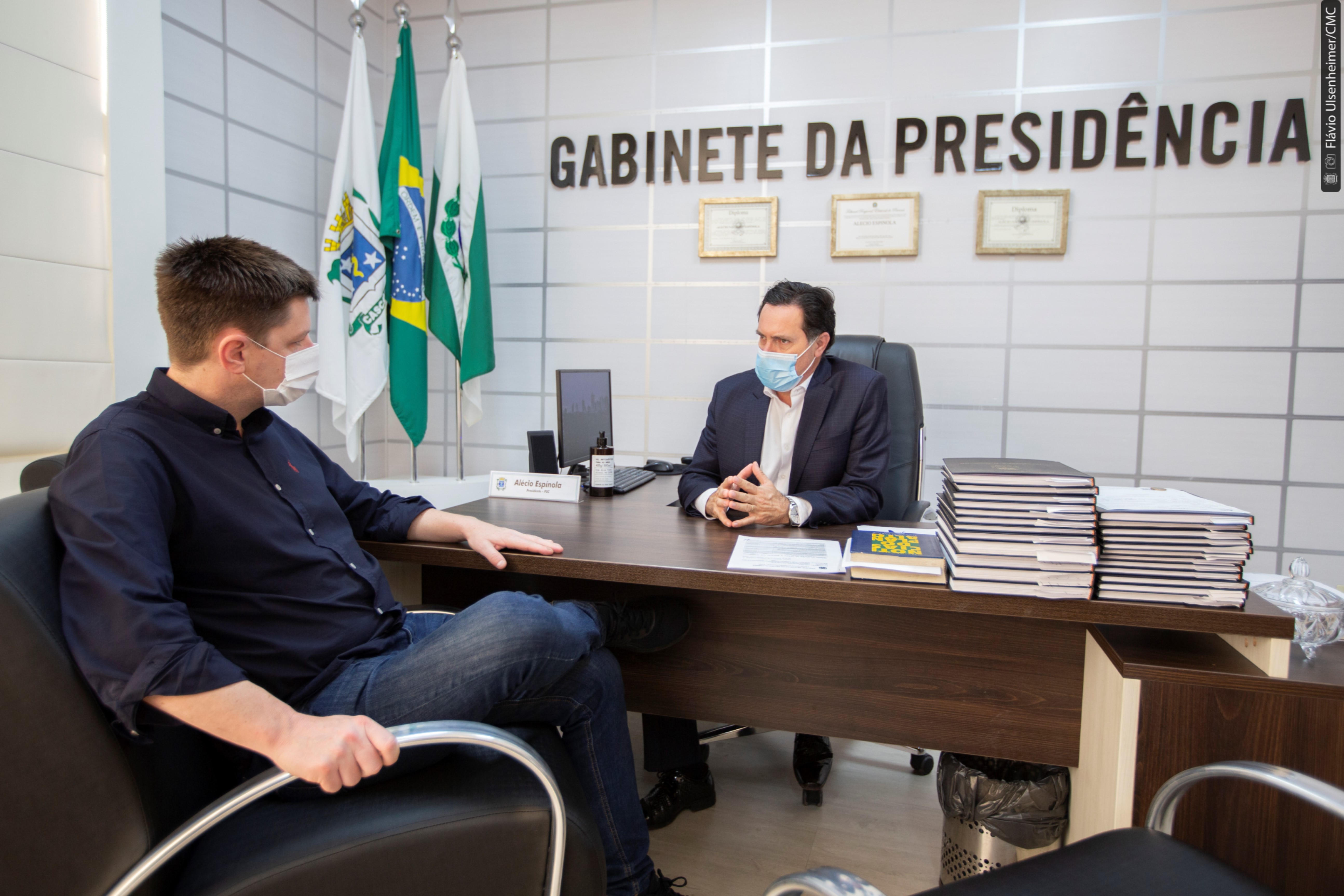 Pedro Sampaio (esq.) conversa com presidente Alécio (dir.) sobre a previdência complementar