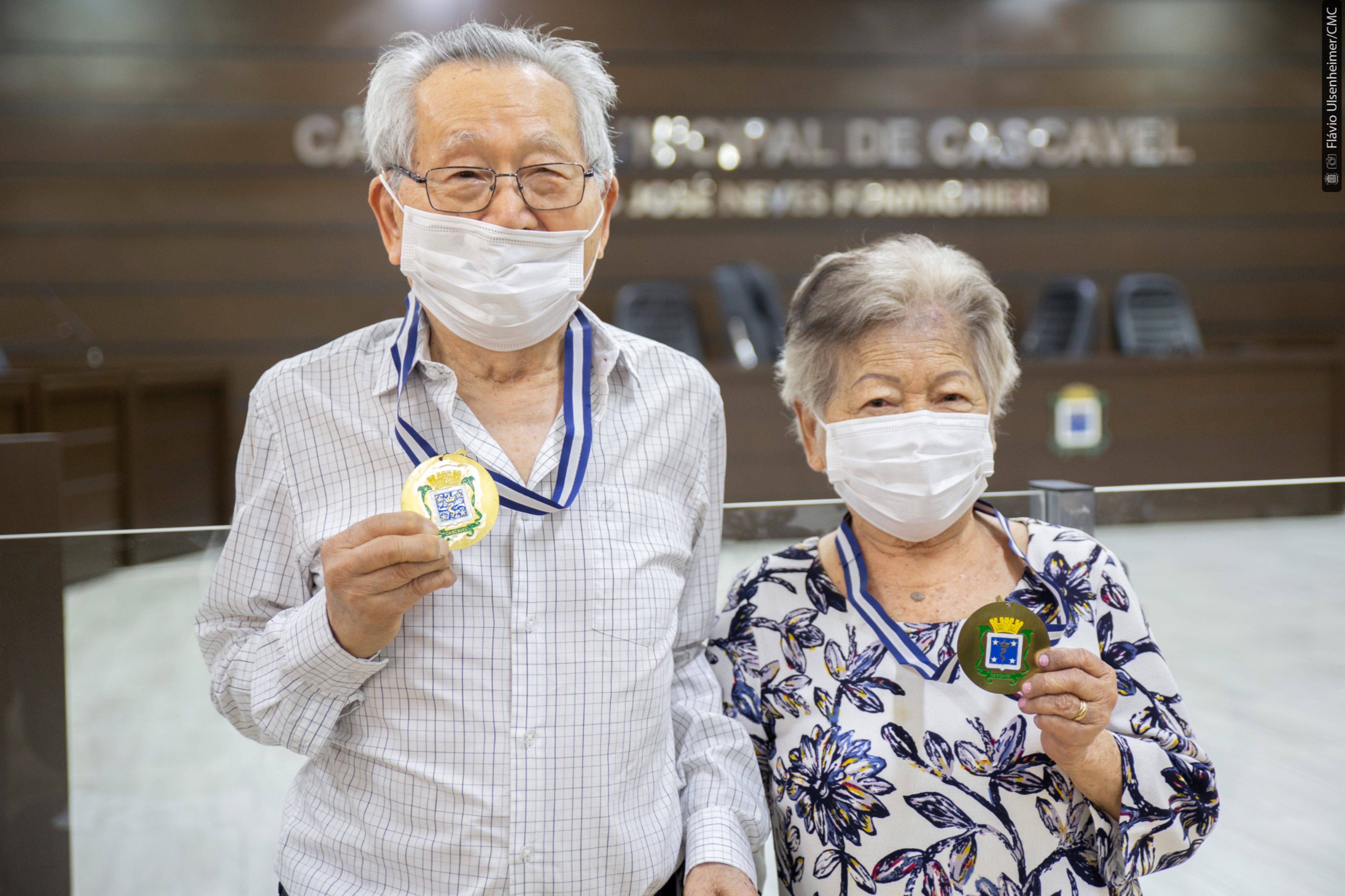 Os nadadores Takashi Uyeda e Helena Watanabe Uyeda exibem a medalha recebida na Câmara