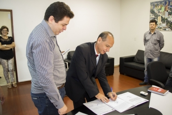 Posse aconteceu na sala do Presidente da Casa, Gugu Bueno|Burgarelli com seu Chefe de Gabinete, o presidente Gugu Bueno e assessores da Câmara