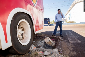 Vereador confere no local os estragos feitos por um caminhão do circo sobre bueiro em frente à Univel