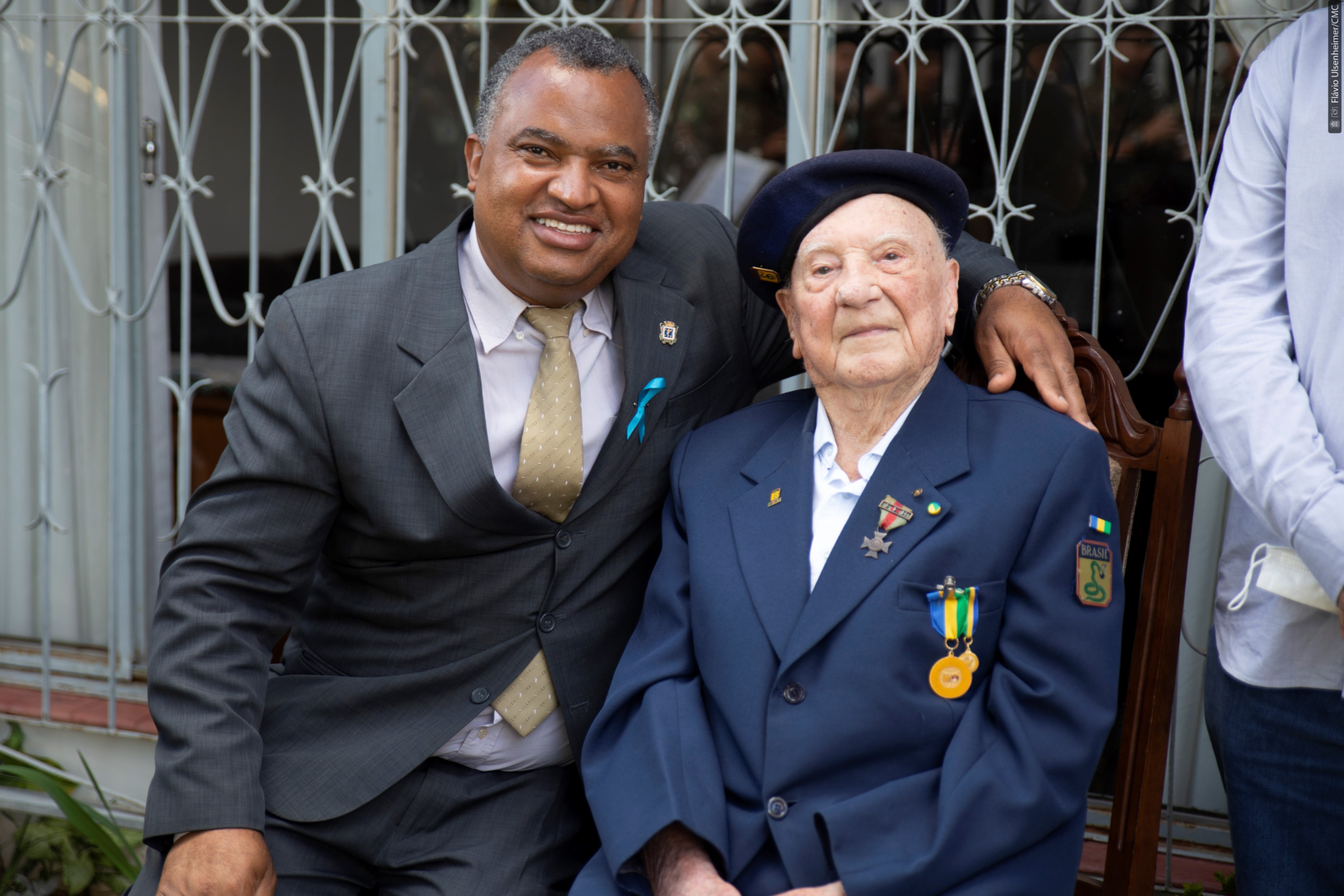 O pracinha Mário Ferroni após receber a homenagem entregue por Cidão da Telepar