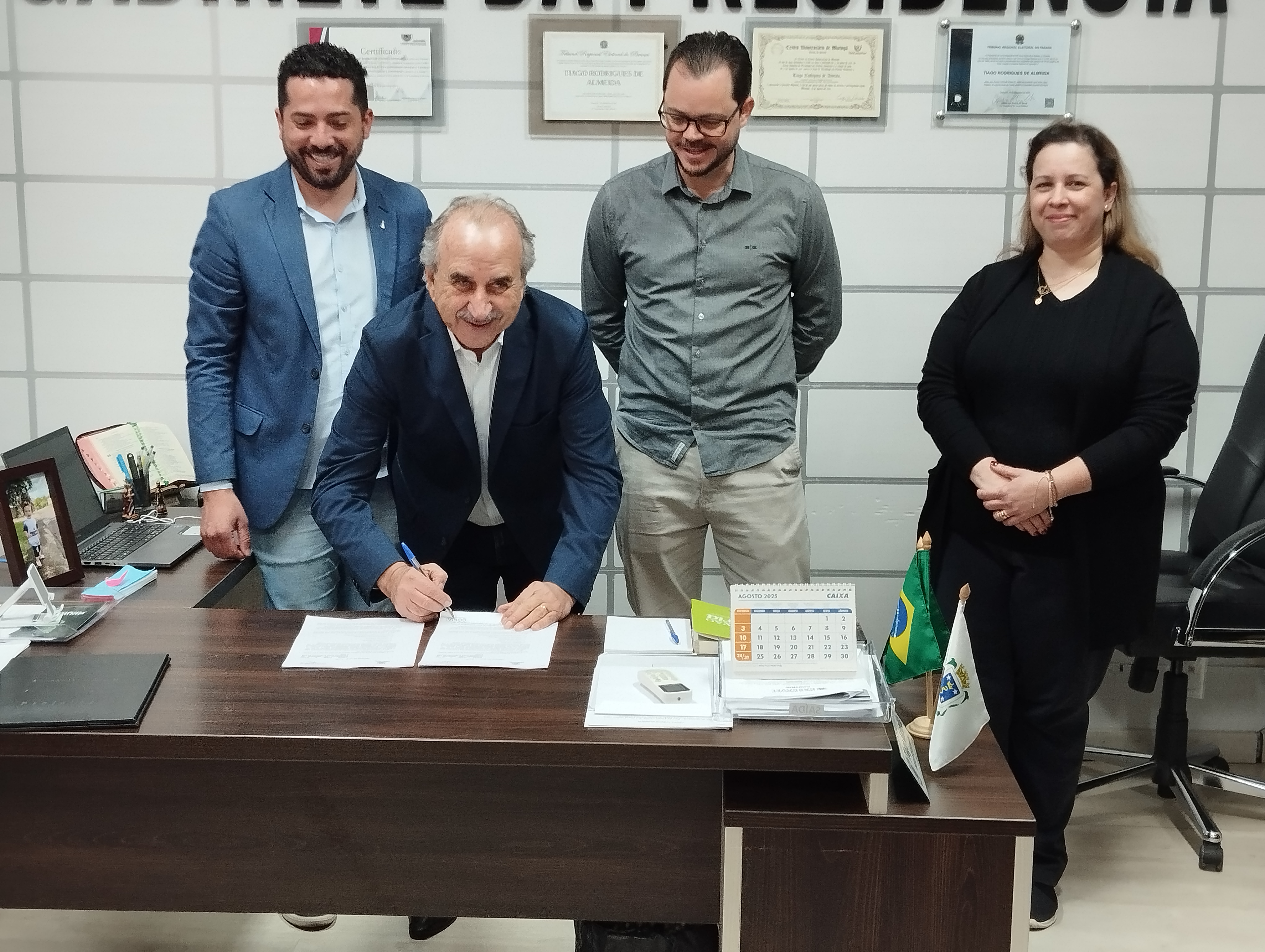 Prefeito entregou o projeto de lei ao presidente Tiago Almeida, no Gabinete da Presidência