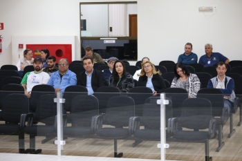 Vanderlei, presidente do CMDI, acompanhado de outros membros do Conselho, acompanha a votação