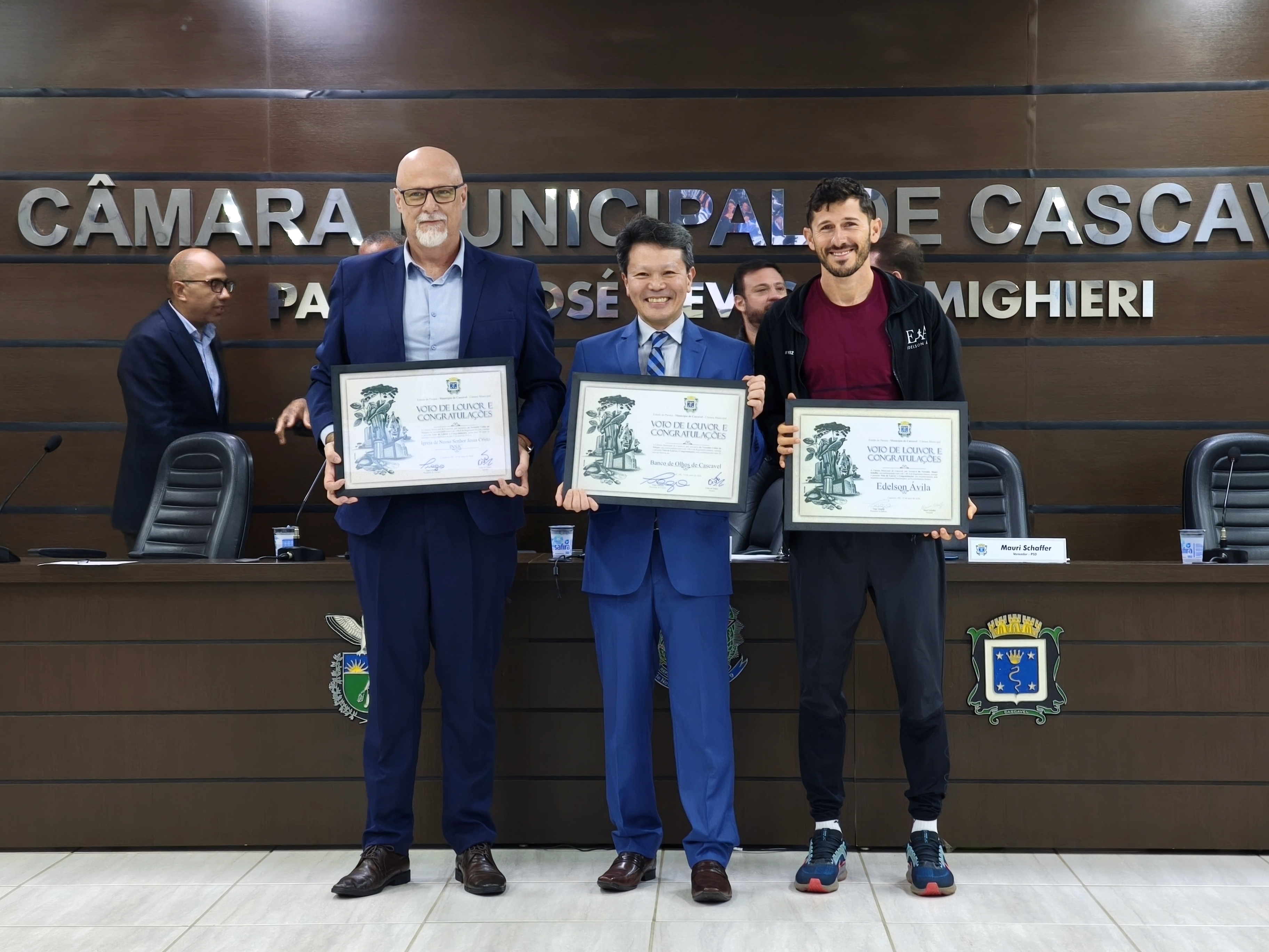 Da esq. para dir., Bispo Anderson Scarpin, dr. Celso Shiratori e Edelson Ávila
