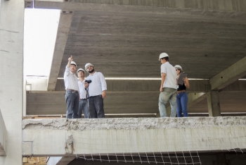 Comissão fiscaliza andamento de obra municipal