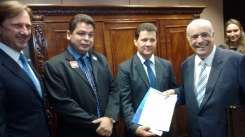 Gugu Bueno e Romulo Quintino entregaram documento ao ministro|Presidentes da Câmara e da Acamop com o senador Acir Gurgacz