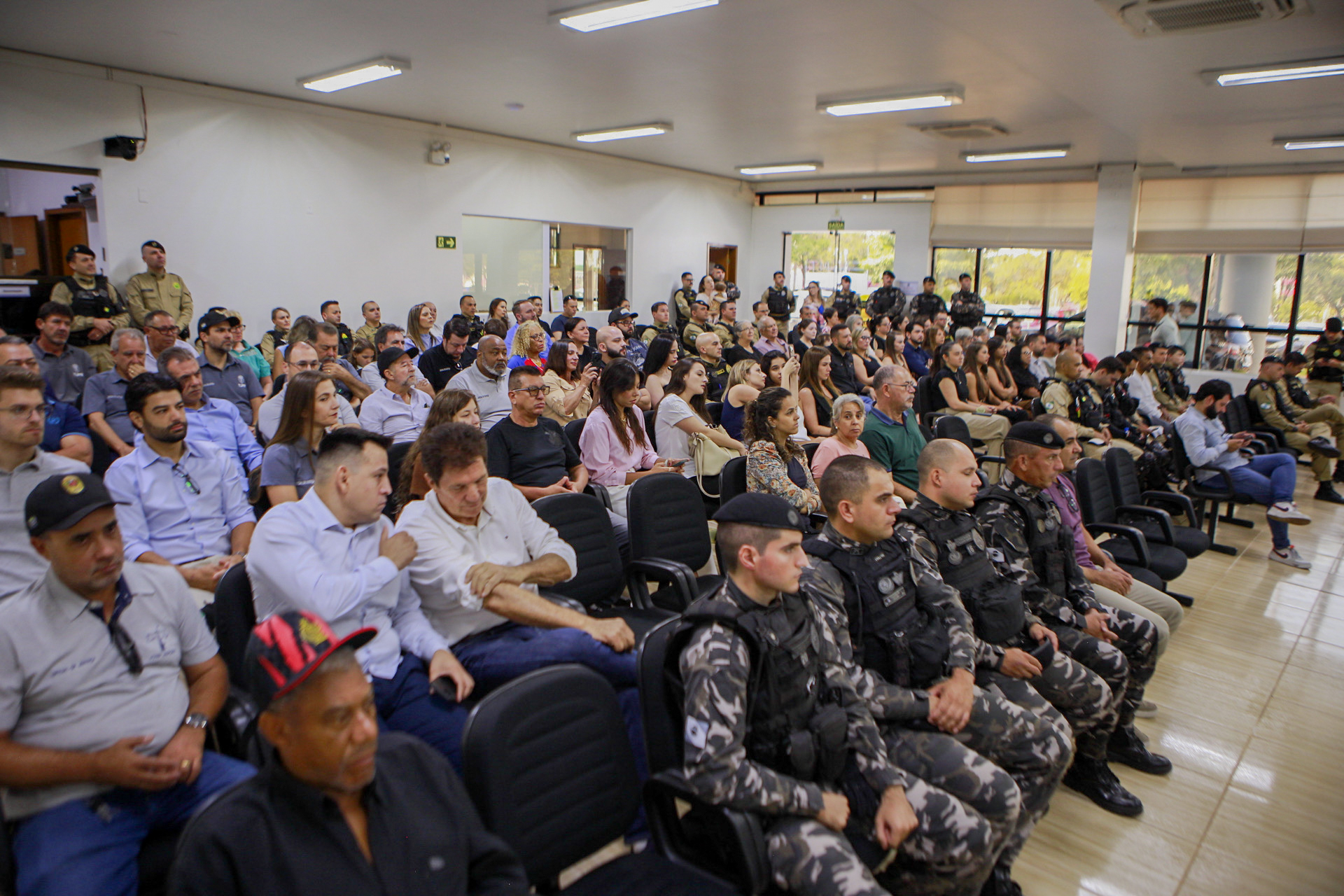 Policiais de vários destacamentos da PM e seus familiares lotaram o Plenário para a homenagem