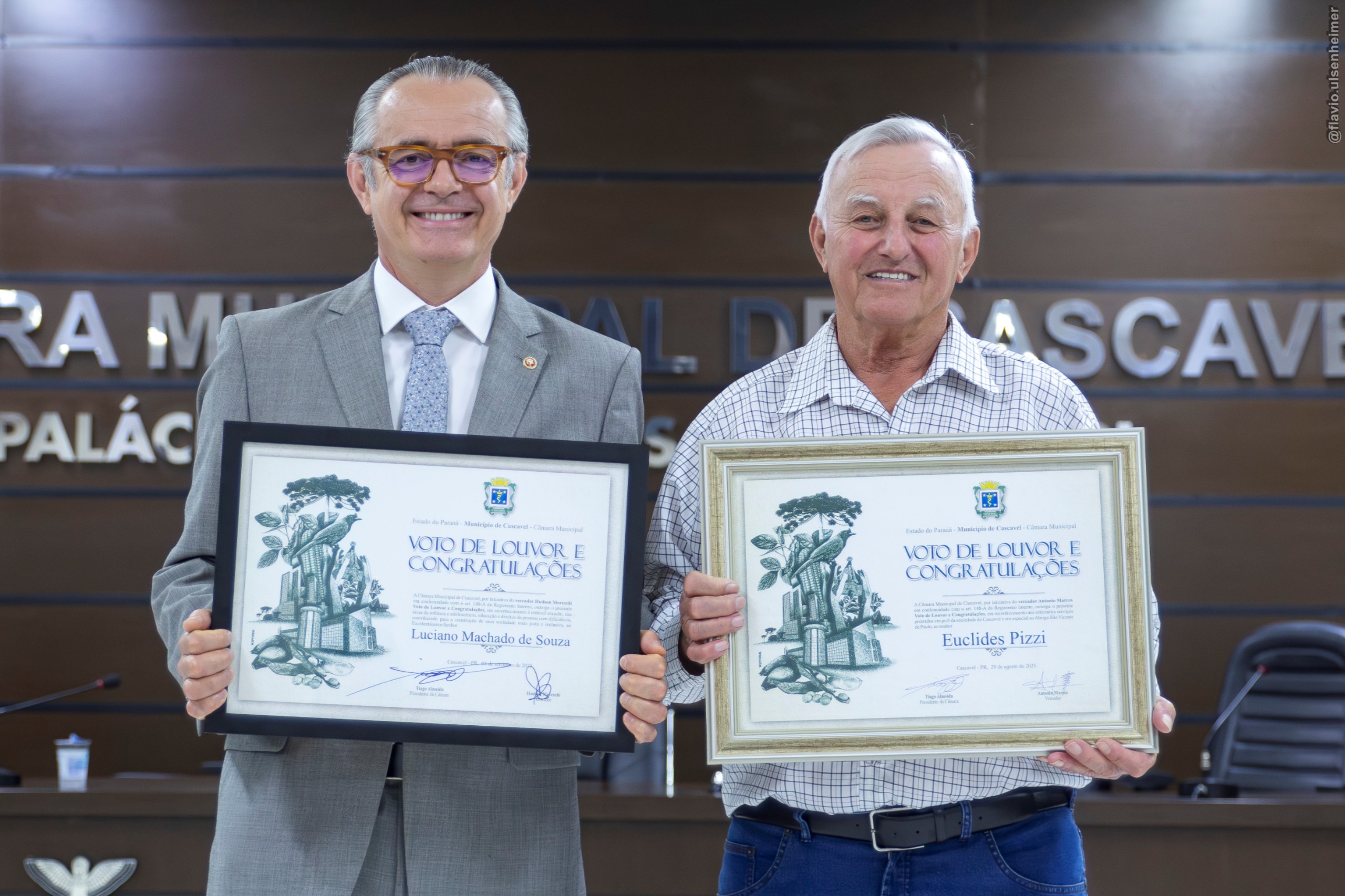 O promotor Luciano Machado de Souza (esq.) e Euclides Pizzi, homenageados por suas atuações na área social