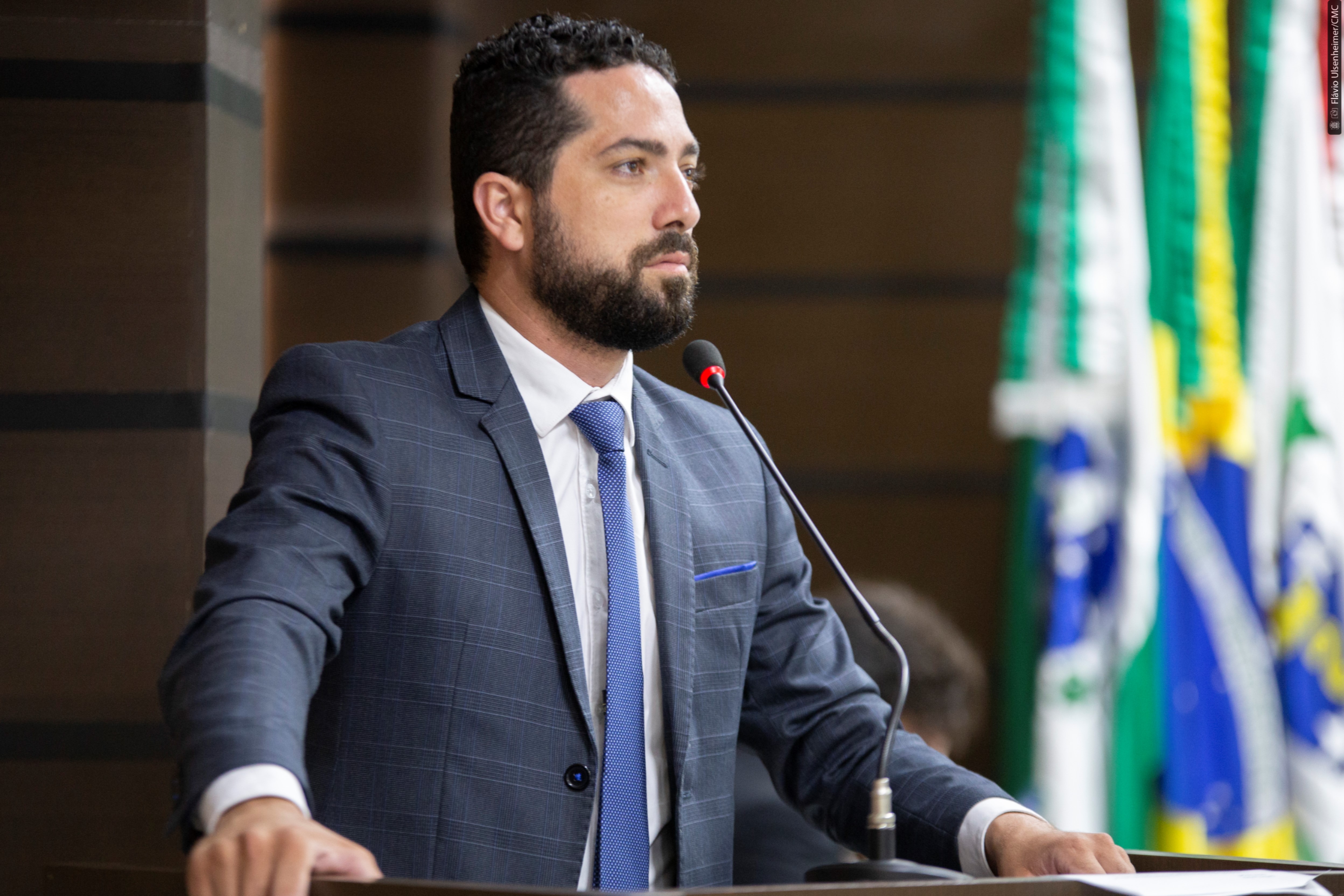 Tiago Almeida ouviu reclamações de moradores do bairro e pede providências ao Executivo