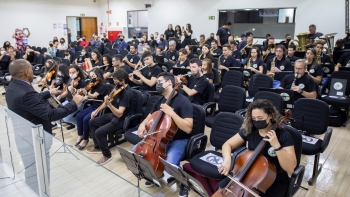 A Banda Sinfônica toca na cerimônia, sob a batuta do maestro Hugo Morales (esq.)