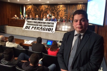 O presidente Gugu Bueno iniciou ainda no ano passado a cruzada contra a renovação antecipada do pedágio|Gugu Bueno e Romulo Quintino em Curitiba, com vereadores do Oeste