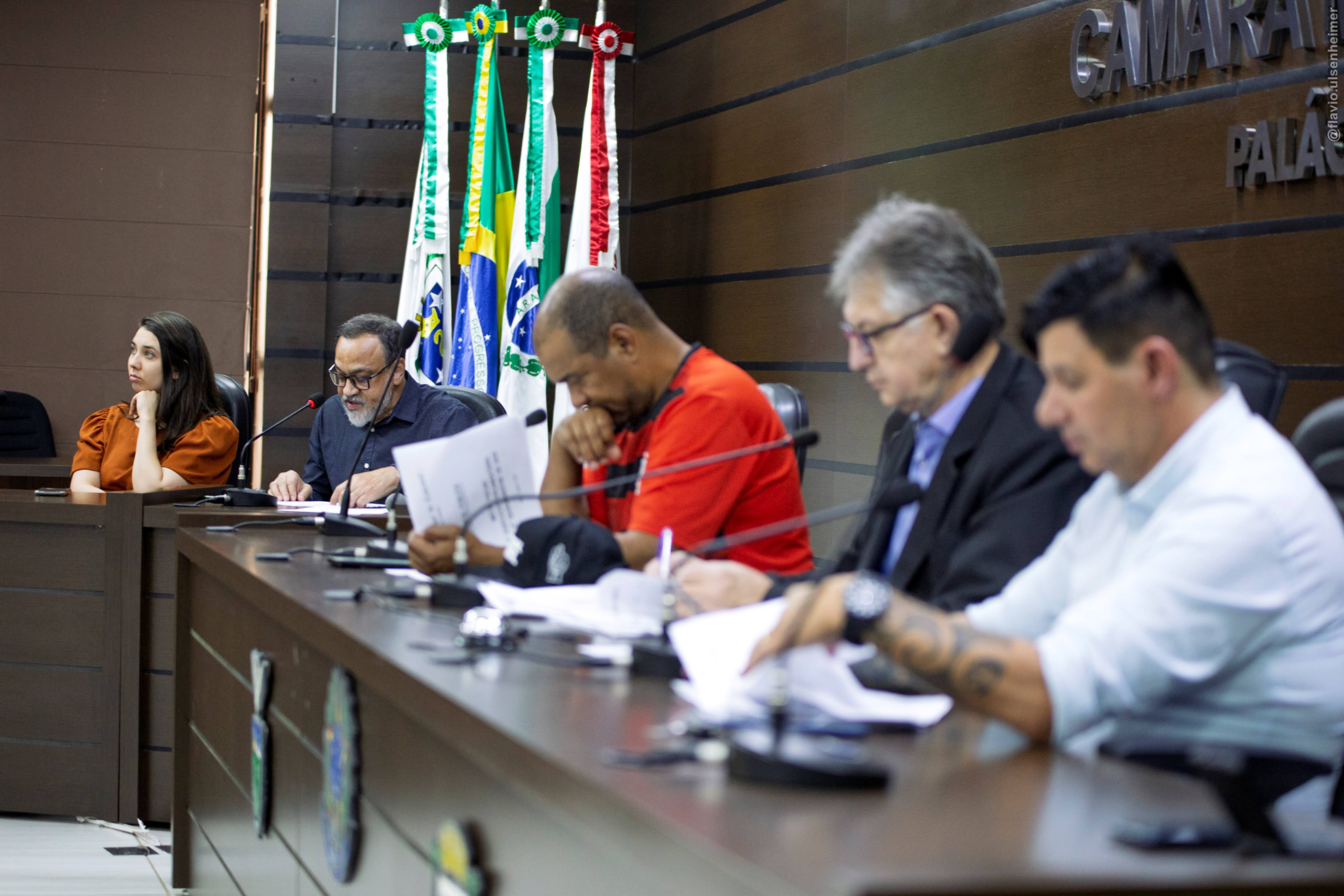 Contador Paulino Rodrigues (ao fundo) apresenta a prestação de contas do Legislativo de maio a agosto