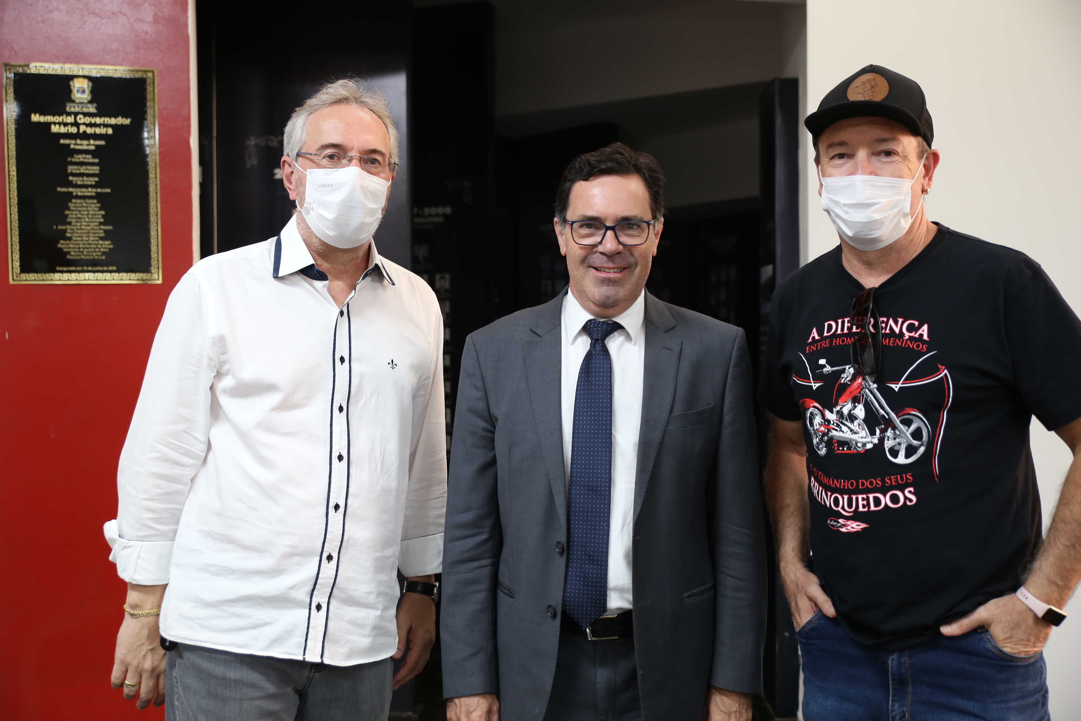 O diretor comercial d’O Pitoco, Reginald Armstrong (esq.) e o fundador e editor chefe Jairo Eduardo (dir.) com o presidente Alécio Espínola
