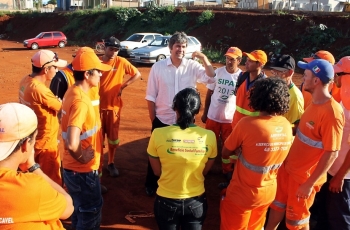 Vereador foi prestar solidariedade a grevista e entregou uma cópia do contrato entre o município e a empresa