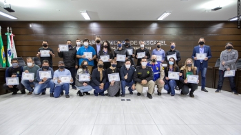 Formandos posam para foto com os vereadores e com os militares do Corpo de Bombeiros