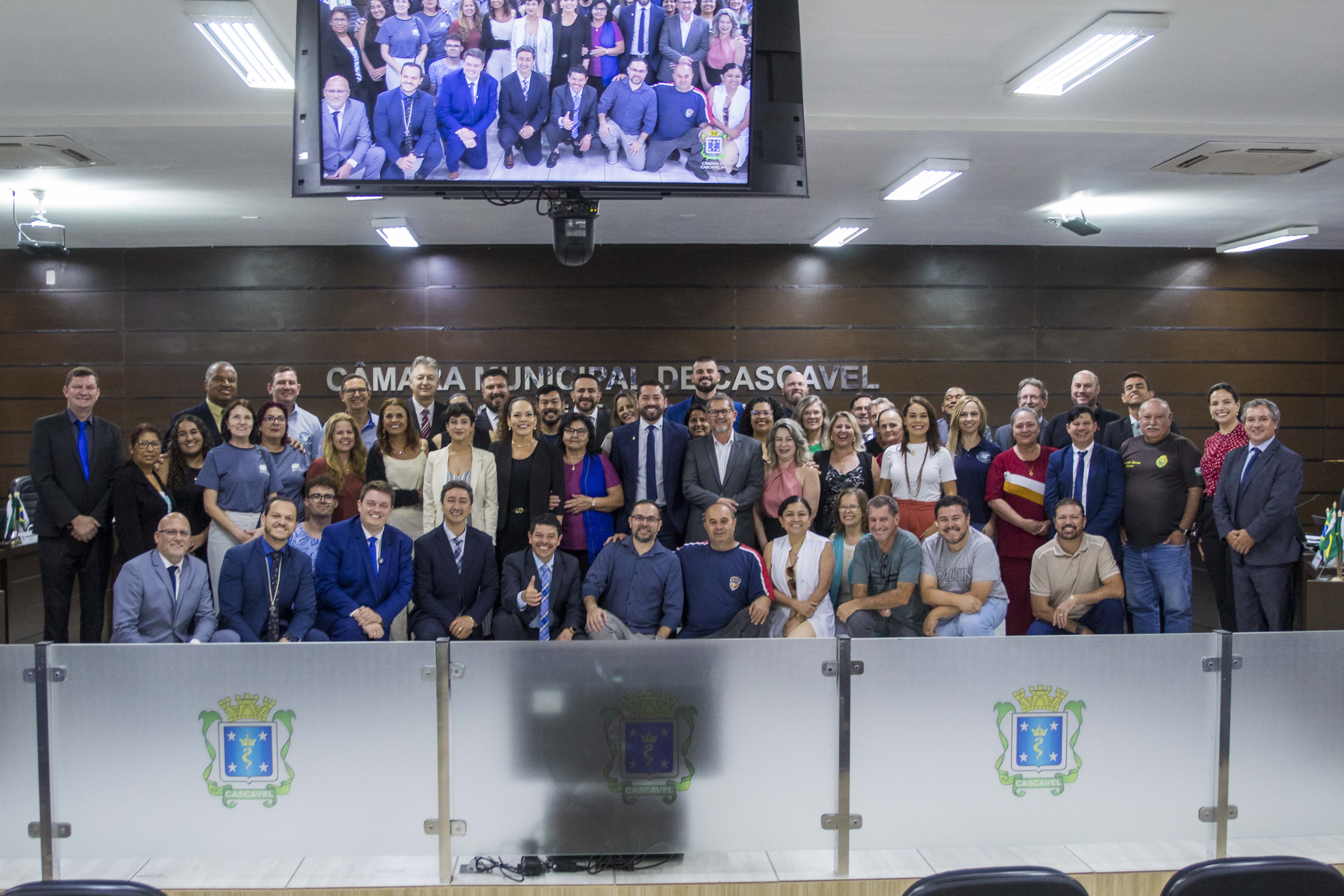 Legenda: Representantes do Núcleo Regional de Educação e das escolas acompanharam a votação