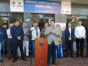 Gugu Bueno destacou importância da nova Unidade de Saúde|Autoridades percorrendo as instalações da USF