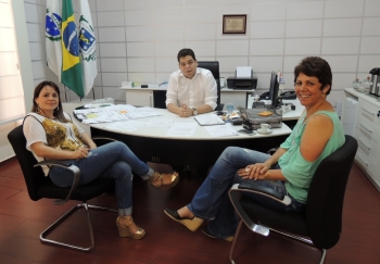 Gugu Bueno com as secretárias Micheline Bueno e Inês de Paula