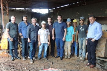 Gugu Bueno, secretário Reginaldo e líderes comunitários na visita à obra|Nova USF deve entrar em operação a partir de abril