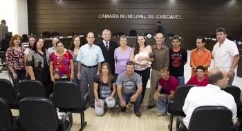 O vereador autor do projeto, Claudio Gaiteiro com amigos e familiares do homenageado