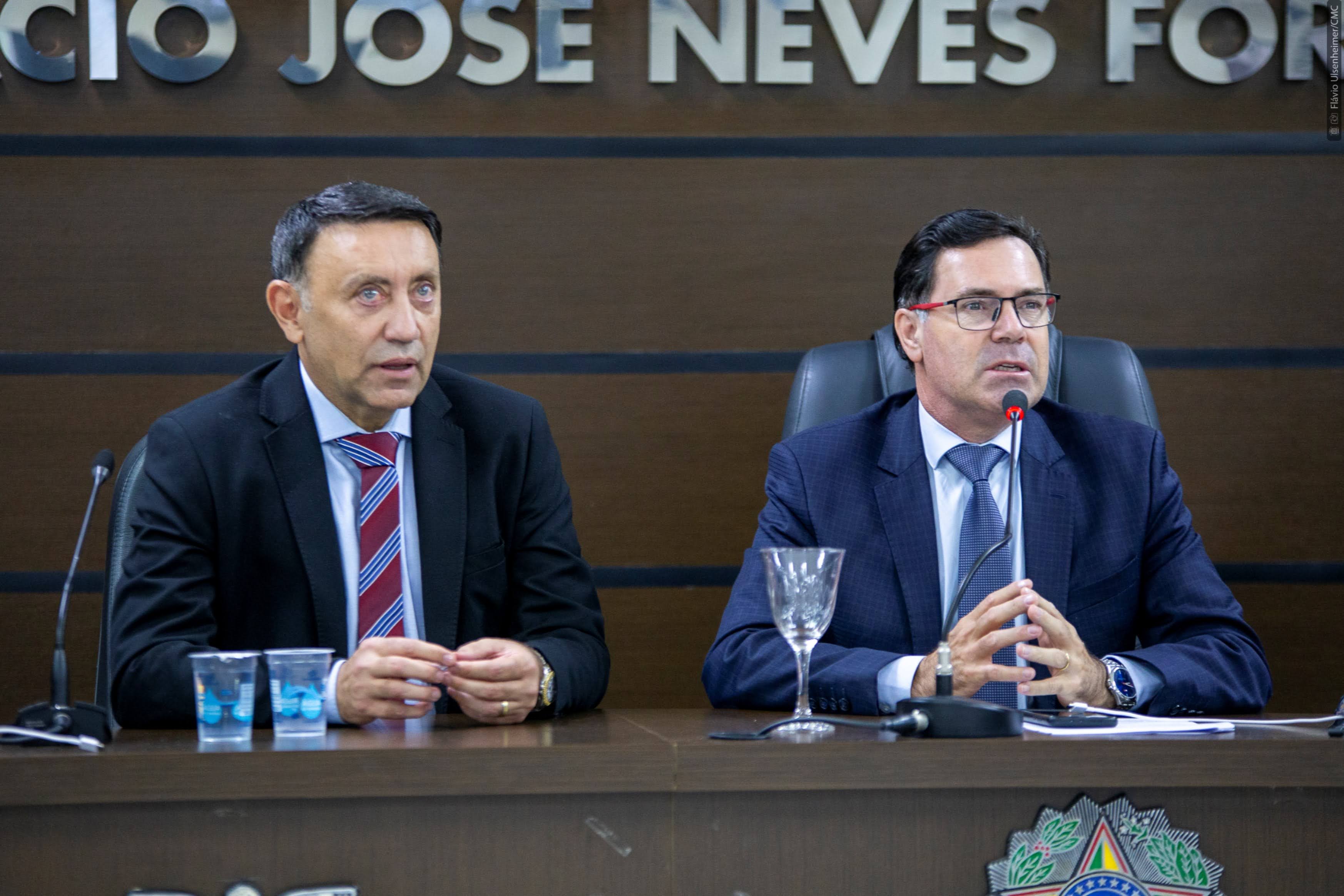 O dr. Marcos Solano Vale, ao lado do presidente Alécio Espínola, se emocionou durante a homenagem