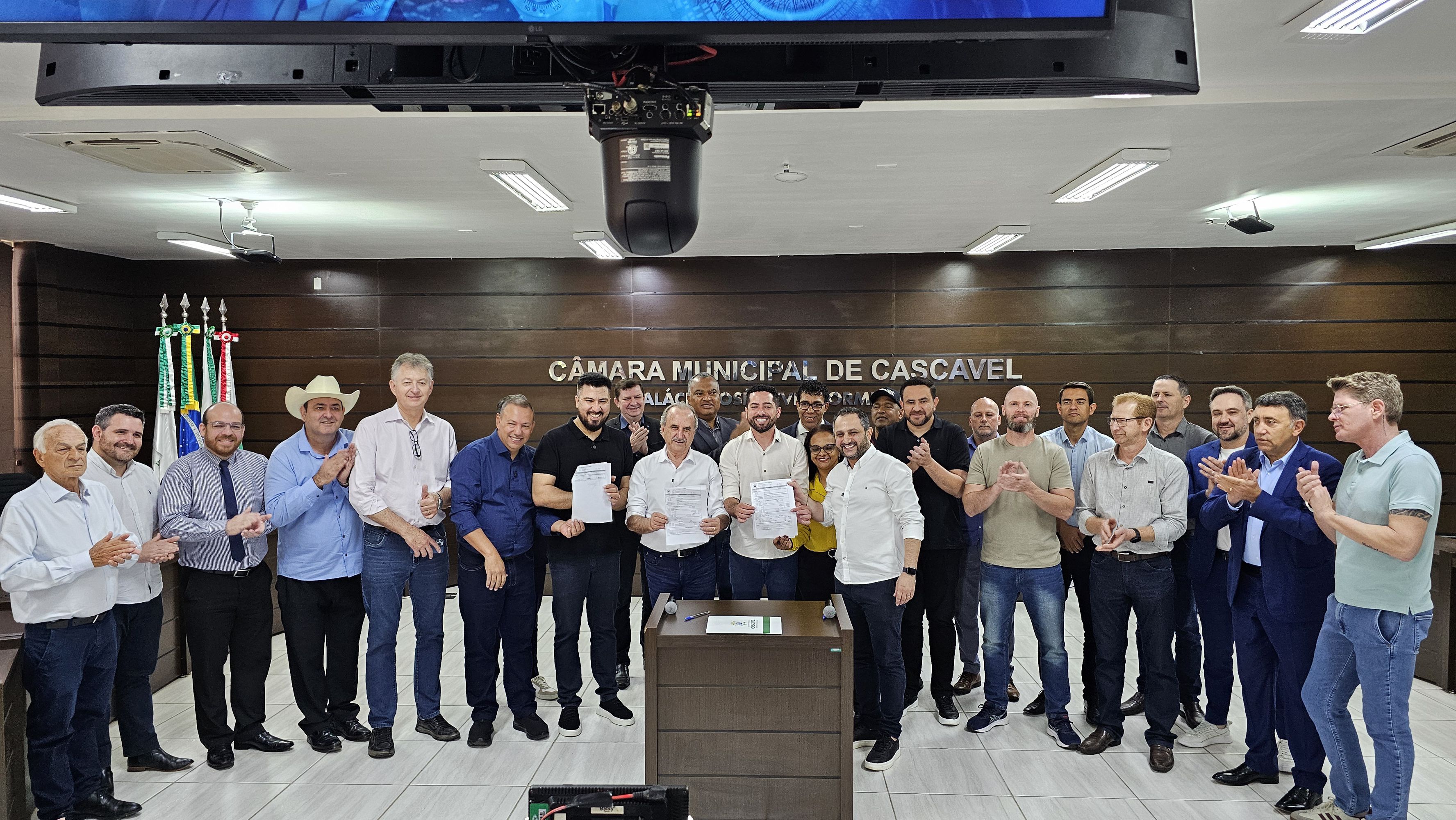 Ao centro, o presidente Tiago Almeida, o prefeito Renato Silva, o secretário Ali Haidar e o presidente da Comissão de Saúde, Edson Souza
