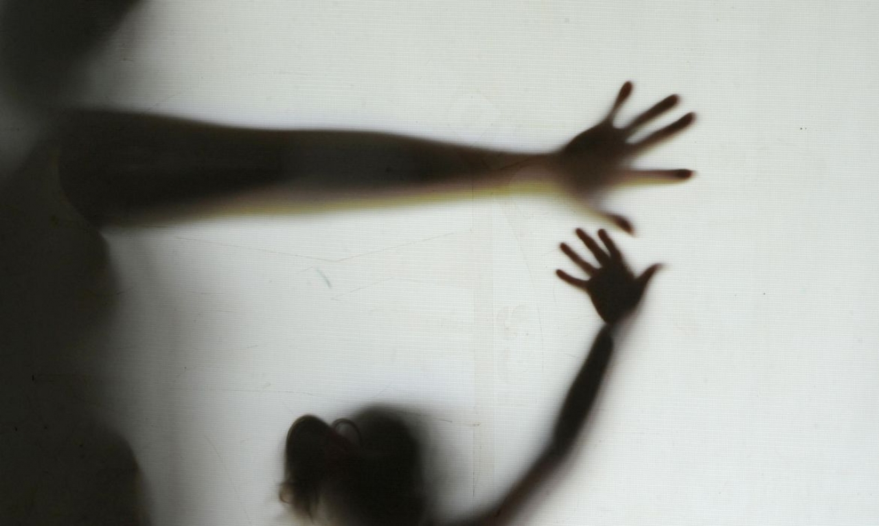 Muitos abusadores se beneficiam de relação de confiança com vítimas e familiares