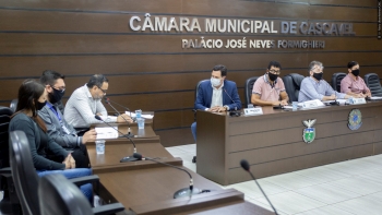 Presidente Alécio e vereadores da Comissão de Finanças (na mesa) acompanham apresentação do contador Paulino Rodrigues (3º a partir da esquerda)