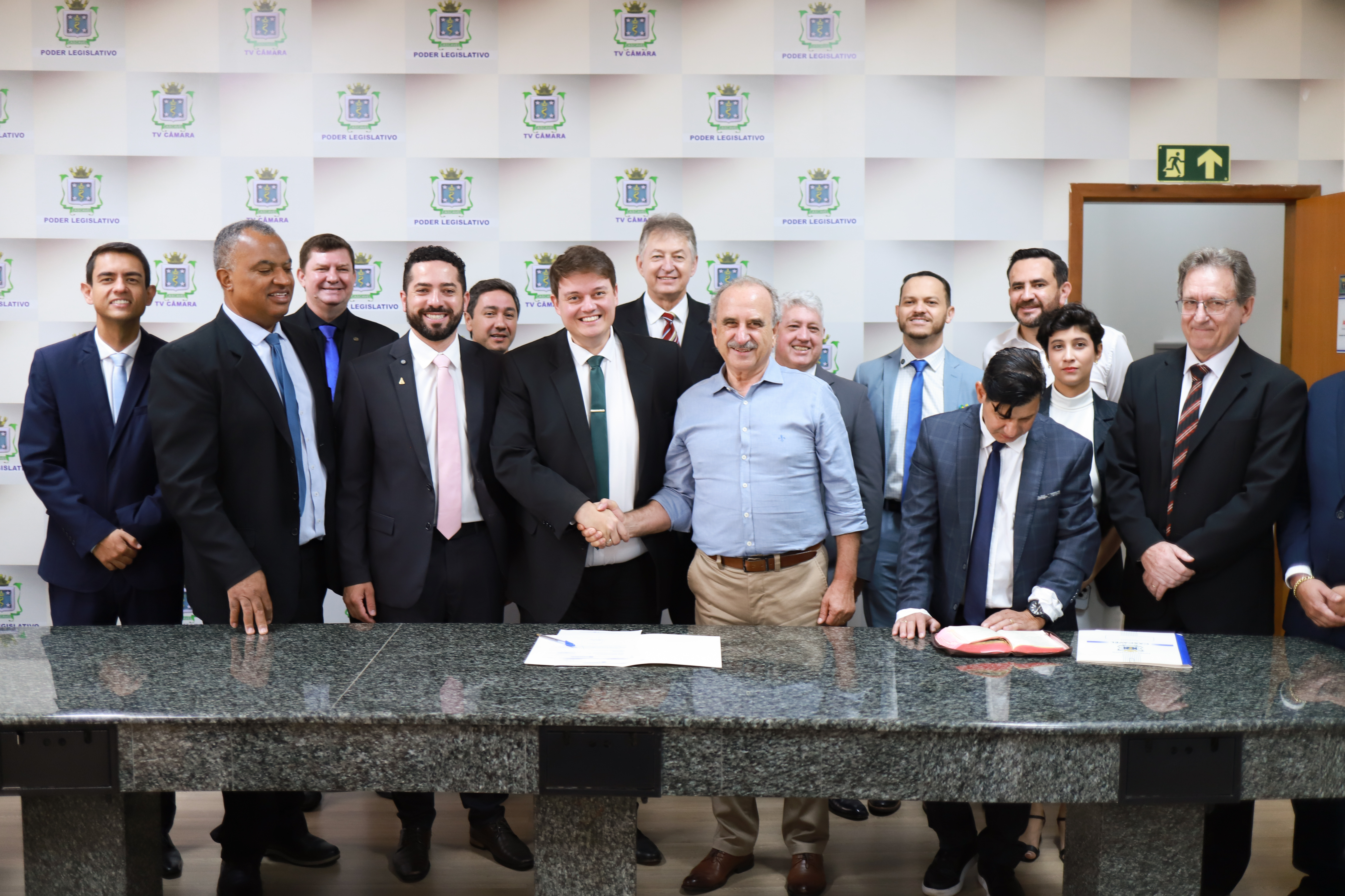 Prefeito Renato Silva cumprimenta João Diego, ao lado do presidente Tiago Almeida e de vários vereadores