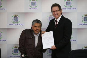 Mazutti comemora aprovação do projeto com o presidente da APD, Marcos Antonio da Silva