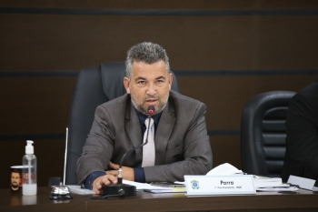 No comando da sessão ordinária, Parra reconheceu o trabalho das enfermeiras e enfermeiros do país