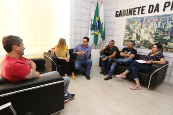 Delegada Bárbara Strapasson (ao centro) recebe de Alécio o apoio do Legislativo, representado na reunião também pelos vereadores Porto e Parra