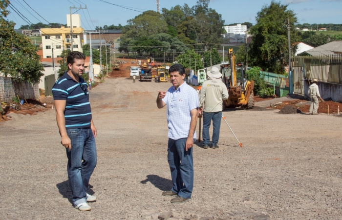 O vereador Robertinho foi conferir o andamento da obra