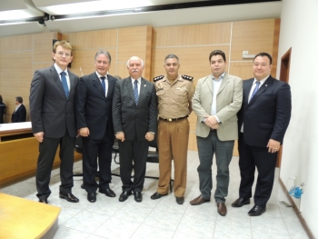 Autoridades perfiladas com o presidente do TJ, Paulo Roberto Vasconcelos|